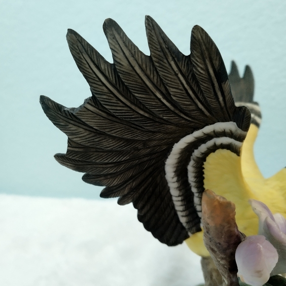 Goldfinch and Lilies Vintage Ceramic Hand Painted Figurine Cottagcore - Picture 14 of 16